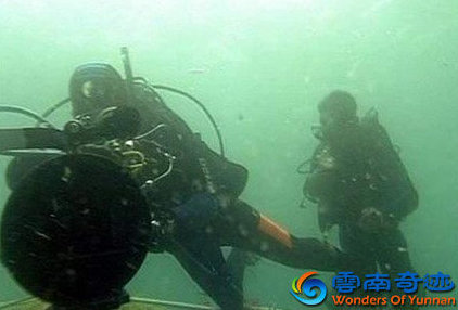 Scuba divers research the sunken lost city in Fuxian lake, Kunming, Yuxi, Yunnan, China